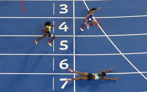Shaunae Miller (Bahamas) si getta sul traguardo per vincere lai 400 metri a Rio