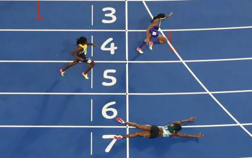 Shaunae Miller (Bahamas) si getta sul traguardo per vincere lai 400 metri a Rio