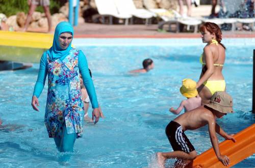 L'integrazione in piscina: quel bagno con il burkini per la libertà delle donne