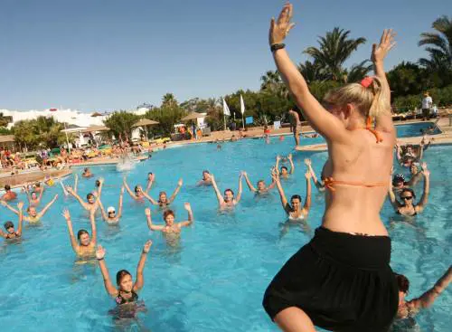 Sole, mare e sesso: così se la spassano gli animatori dei villaggi