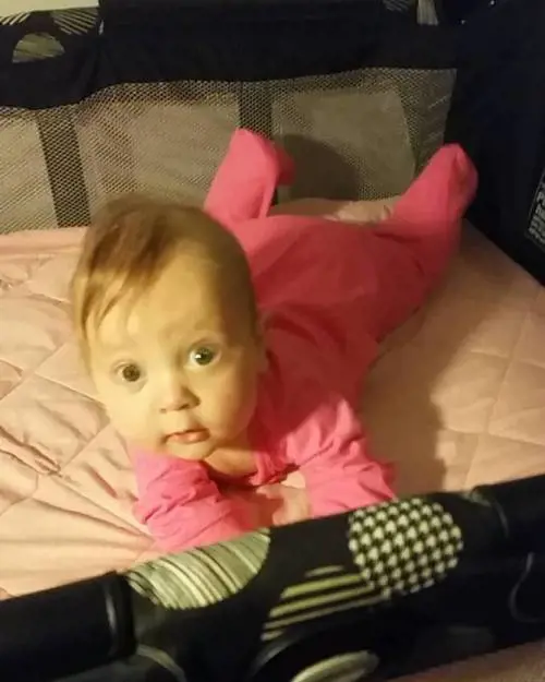 Usa, papà 21enne uccide a pugni la figlia di 4 mesi. "Volevo calmarla"