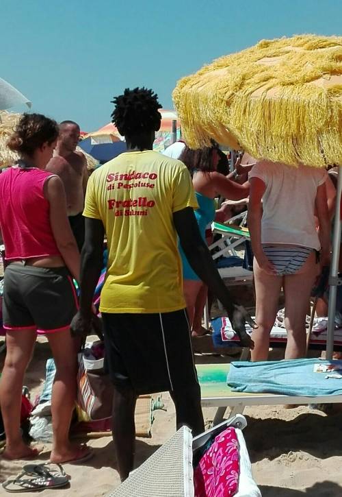 Immigrato sfida la Lega: in spiaggia con la maglietta anti-Salvini