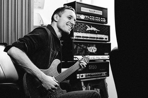 Lutto nel mondo della musica: morto a 28 anni Tom Searle