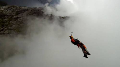 Morto il basejumper Alexander Polli: volava con la tuta alare