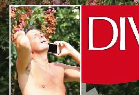 L'estate fantozziana del premier tra sedia a sdraio, pancetta e sbadigli