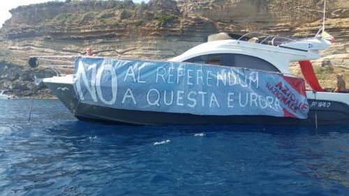 Ventotene, la protesta in barca di Alemanno