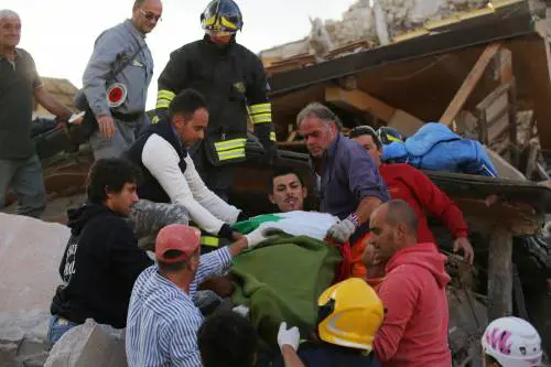 Terremoto, ad Amatrice un uomo estratto vivo dalle macerie coperto con il tricolore