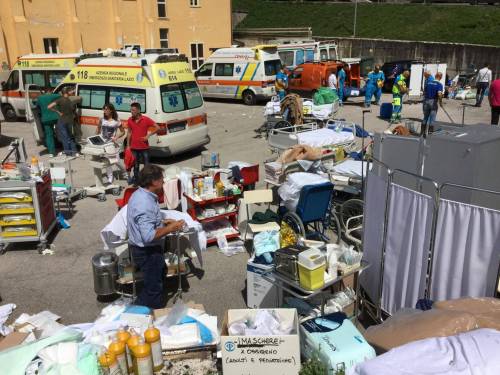 I medici eroici di Amatrice: le cure in piazza con l'ospedale distrutto