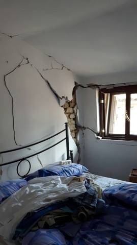 L'uomo salvo per miracolo: "Il masso crollato a un centimetro dalla testa"