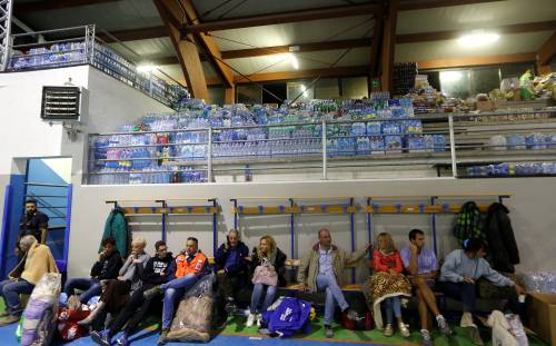 Occhi nel vuoto e carezze: "Aiutateci a ricominciare"