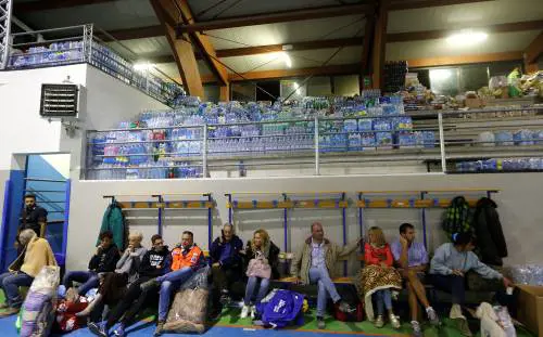 Occhi nel vuoto e carezze: "Aiutateci a ricominciare"