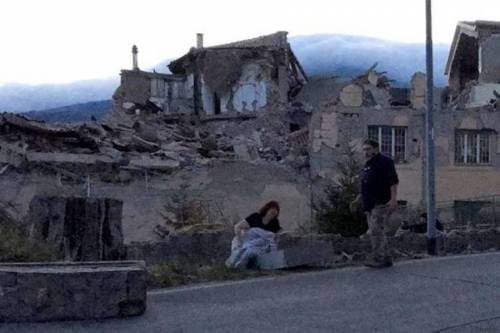 "La pietà di Amatrice", la foto simbolo di questo terremoto di morte