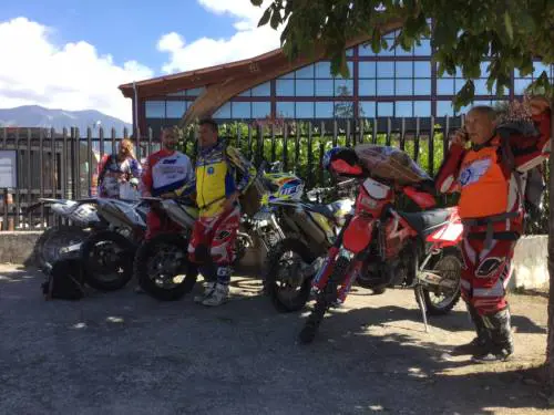 I soccorsi in sella ad una moto: ecco gli angeli con il casco