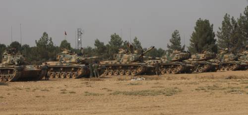 I carri armati turchi penetrano in Siria