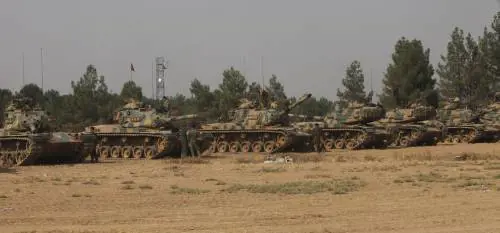 I carri armati turchi penetrano in Siria