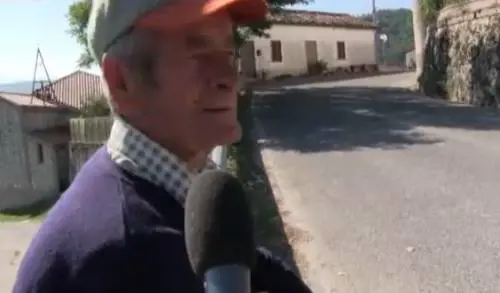 Alberto, la sentinella col fucile che veglia contro gli sciacalli