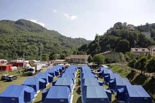 Terremoto, i morti salgono a 281. ​E le scosse non danno tregua