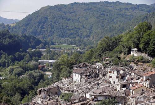 Una riva salva, l'altra a pezzi Il Tronto divide il destino