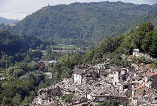 Una riva salva, l'altra a pezzi Il Tronto divide il destino