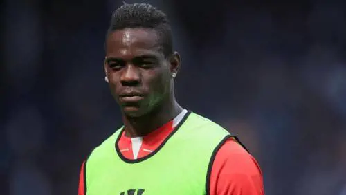Balotelli-Carragher, non è finita: l'ex difensore ironizza su Supermario