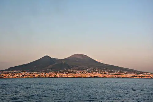 Vesuvio, l'allarme degli esperti: "Se erutta 600mila vittime in 300 secondi"