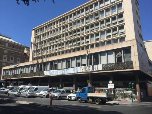 Dentro il palazzo ostaggio dei profughi nel centro di Roma