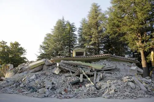 Operai licenziati da Fca simulano il crollo della scuola di Amatrice