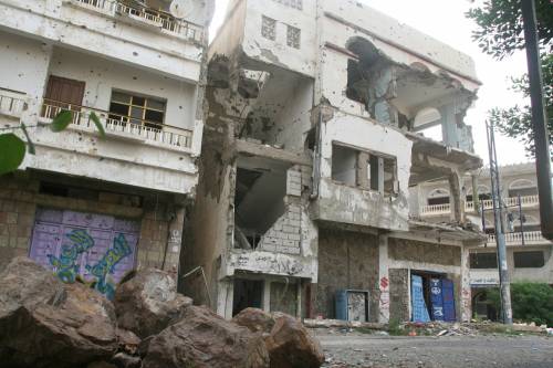 Un edificio danneggiato nella città sud-occidentale di Taiz, in Yemen