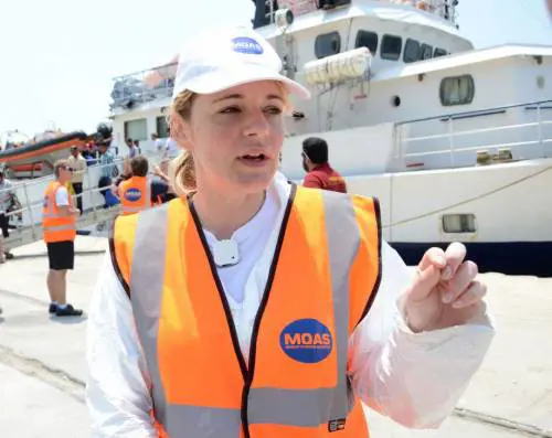 Si è comprata una barca: così salva donne e bambini