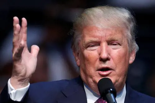 Donald Trump si fa spettinare  al "Tonight show"