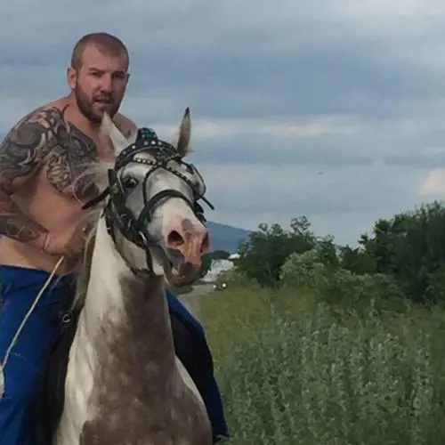 Wrestler si proclama "cacciatore di migranti". LʼIsis mette una taglia sulla sua testa