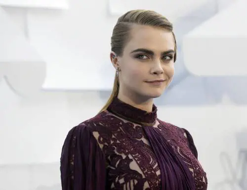 Cara Delevingne senza slip: "Dobbiamo parlare della vagina"
