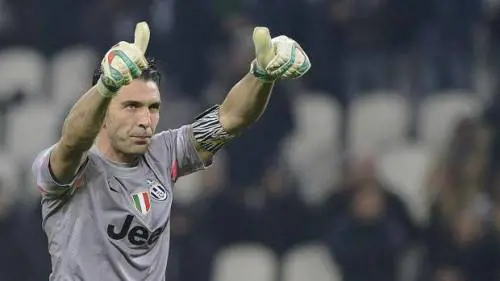 Buffon strappa l'applauso ai baresi...ed ai francesi