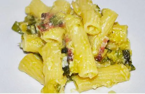 Pasta con zucchine, pancetta affumicata e pecorino
