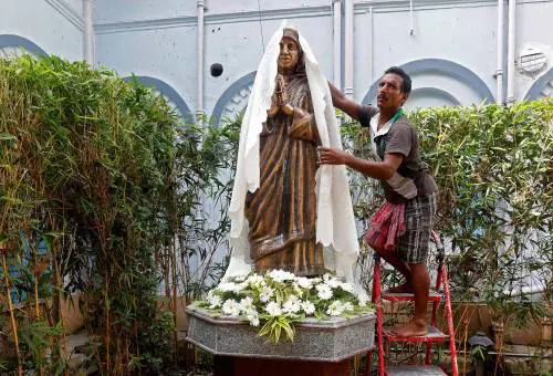 La staffetta dei tre Papi per la piccola suora dei poveri