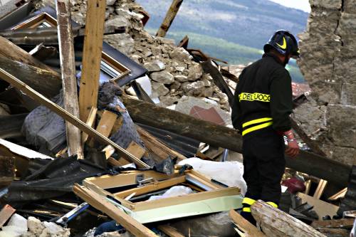 Ai domiciliari durante il terremoto, chiama i carabinieri: "Cosa faccio?"