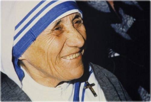 Troppi abusi, ora il velo bianco e blu di Madre Teresa ha il copyright