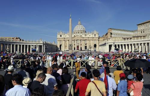 I fedeli a San Pietro festeggiano Santa Teresa