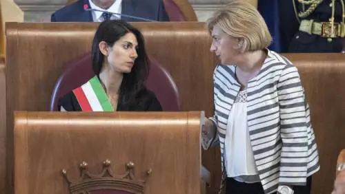 Roma, "Muraro indagata da aprile". Raggi: "Non informai Grillo"