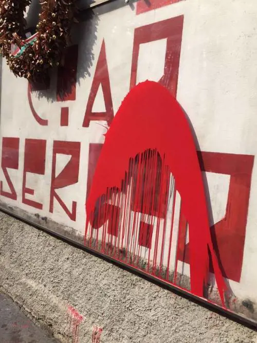 Scritte sul murale dedicato a Sergio Ramelli: "Onore alla volante rossa"