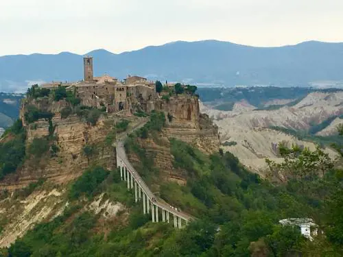 I 7 superstiti della città incantata che ogni giorno rischia di morire