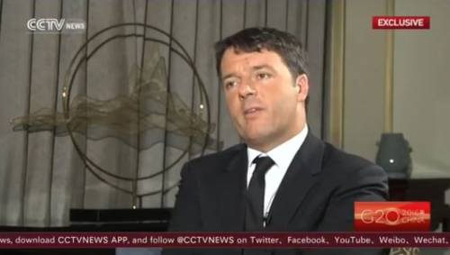 Smorfie e frangetta, Renzi fa ridere (ancora) il web