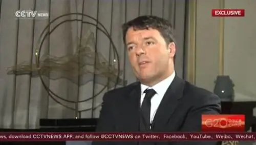 Smorfie e frangetta, Renzi fa ridere (ancora) il web