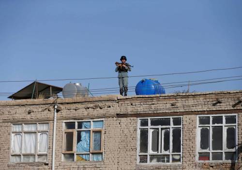 Poliziotto di guardia sui tetti di Kabul