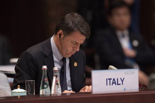 Dal sisma al caos M5s: il premier sfrutta tutto per il Sì