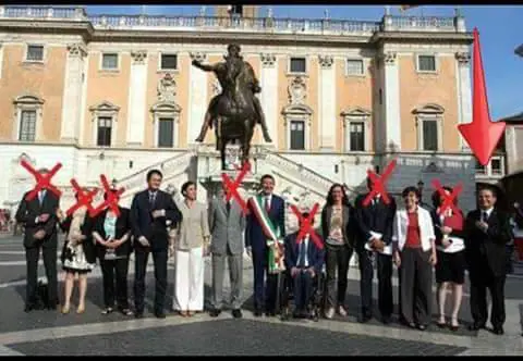 Così la Raggi attaccava Marino. E ora affonda nello stesso modo