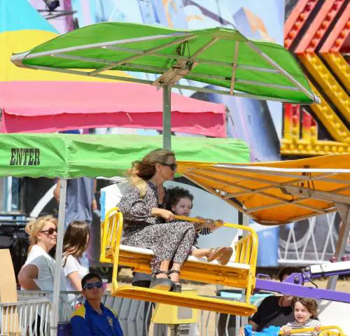 La stilista Rachel Zoe sulle giostre coi figli