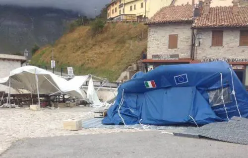 Piove sui terremotati. E le tendopoli si afflosciano