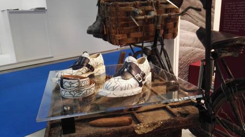 La calzatura dei "70" celebra le scarpe toscane di fratelli Borgioli