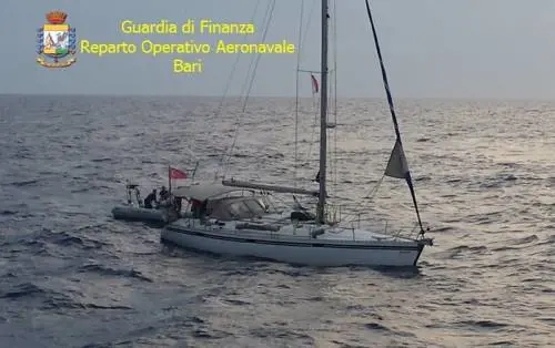 Puglia, fermato veliero: trasportava 50 migranti